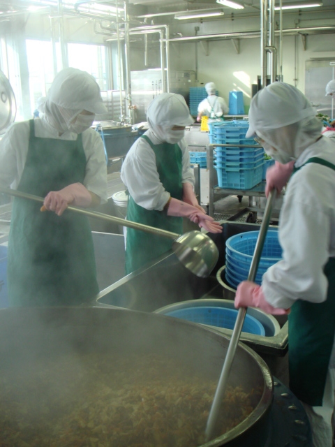 給食センター調理風景