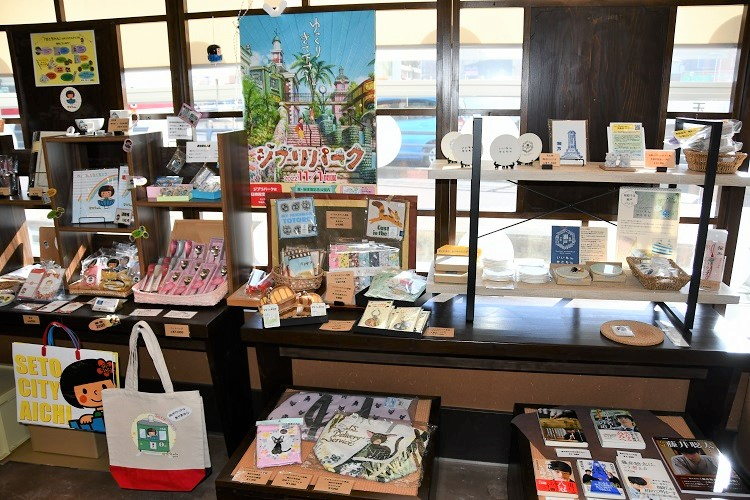 瀬戸観光案内所のジブリ公式グッズコーナーの写真
