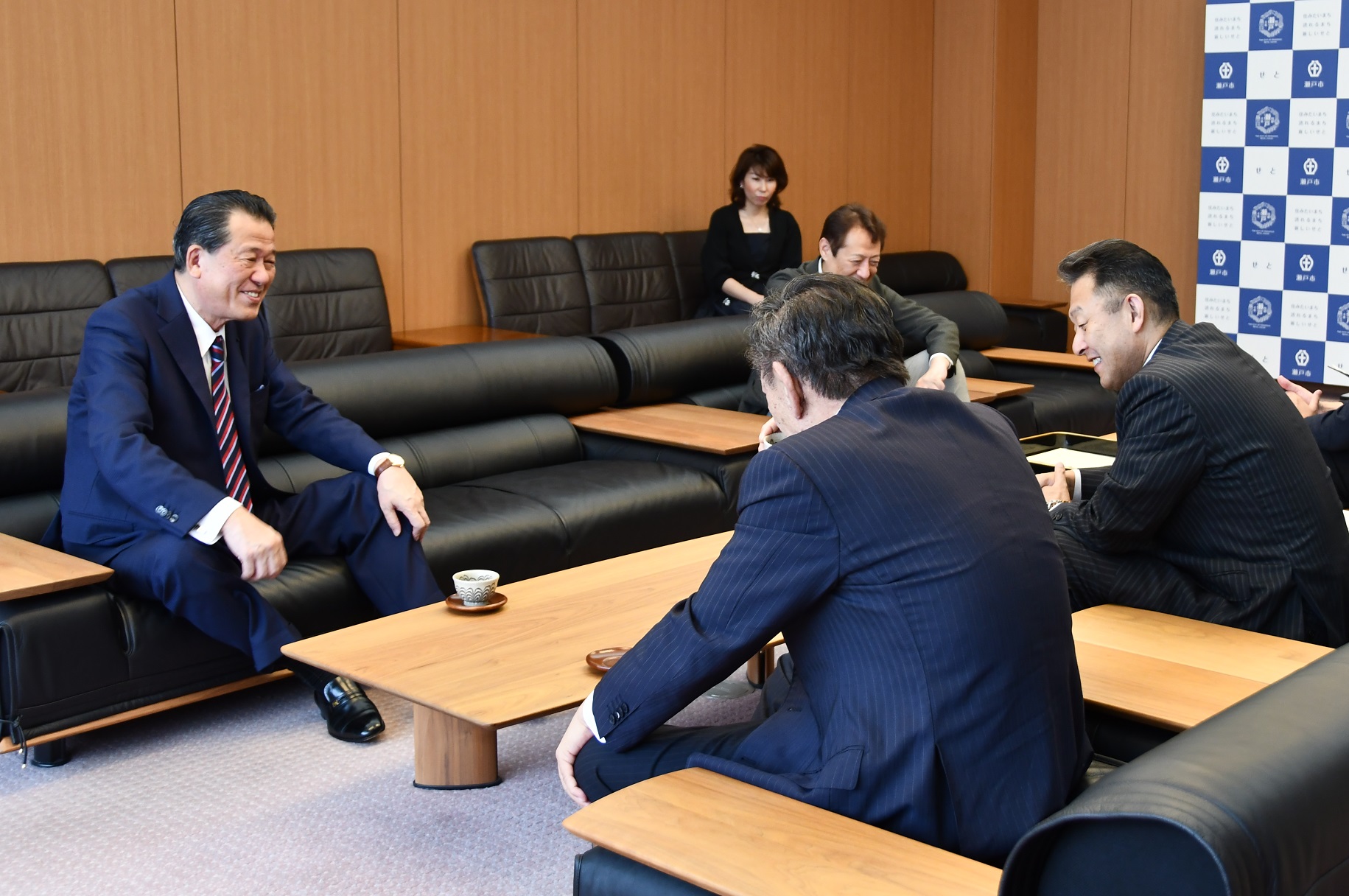 市長と対談する水野和郎さん