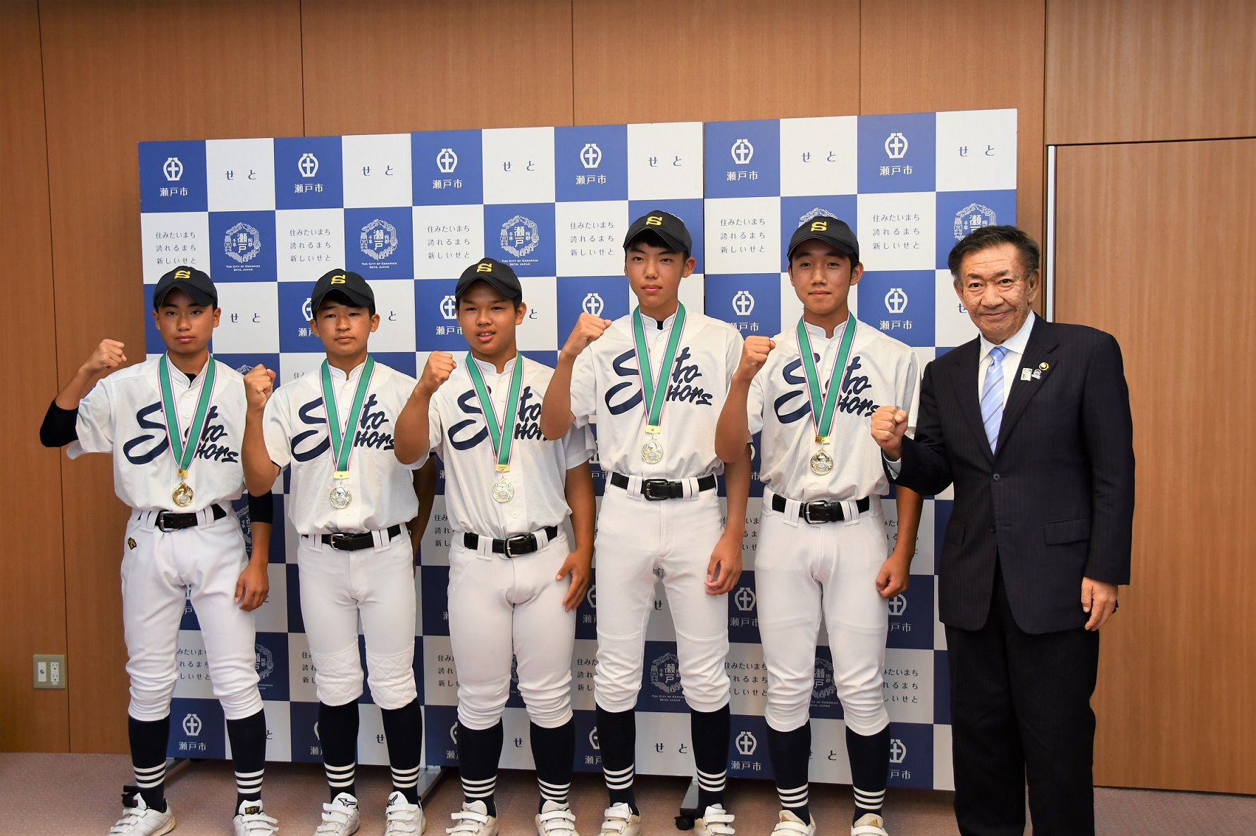 瀬戸リトルシニアの5選手と市長の写真