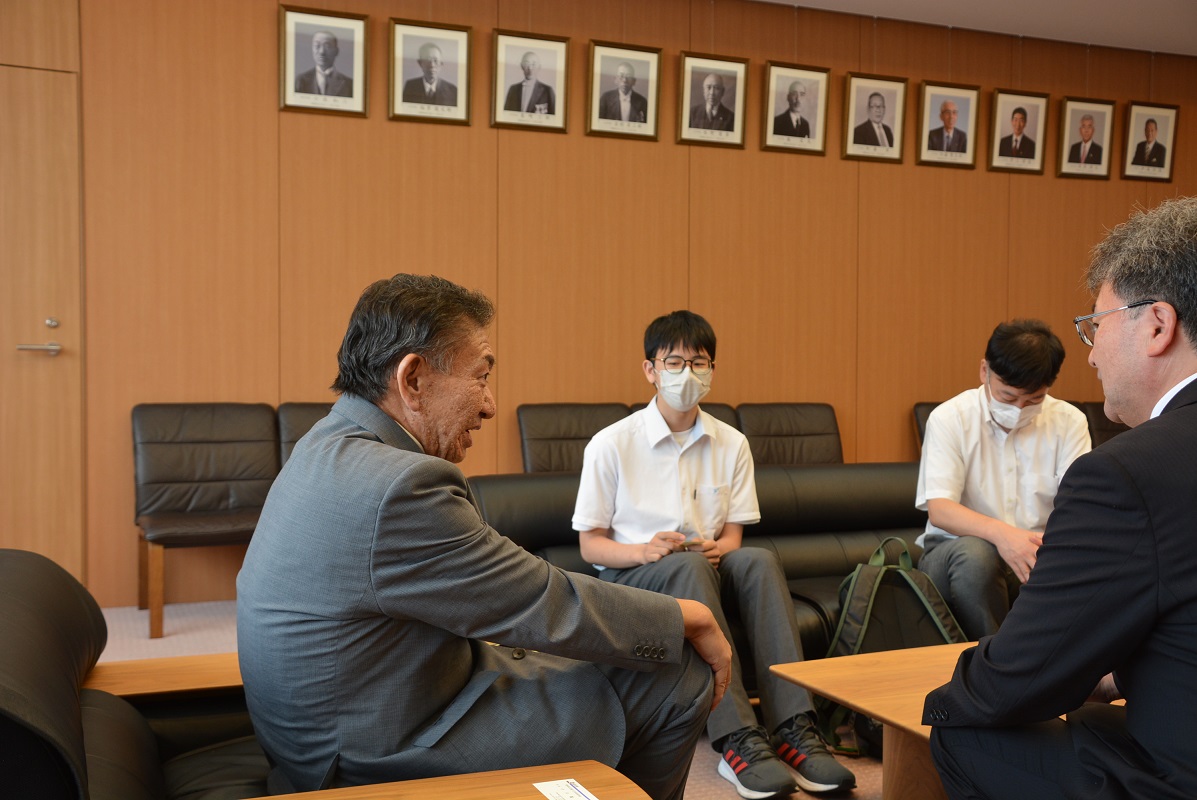 きだあおいさんと対談する市長