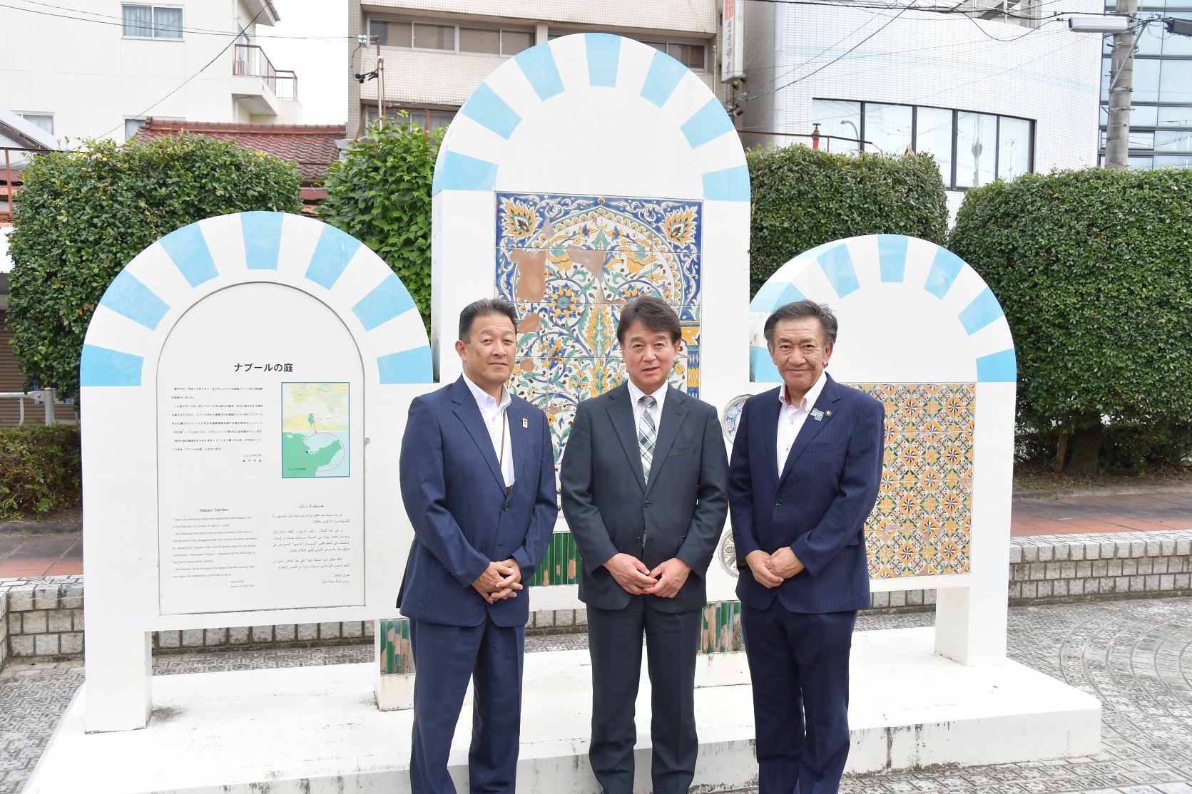 在チュニジア日本国大使と市長が名ナブールの庭で記念撮影