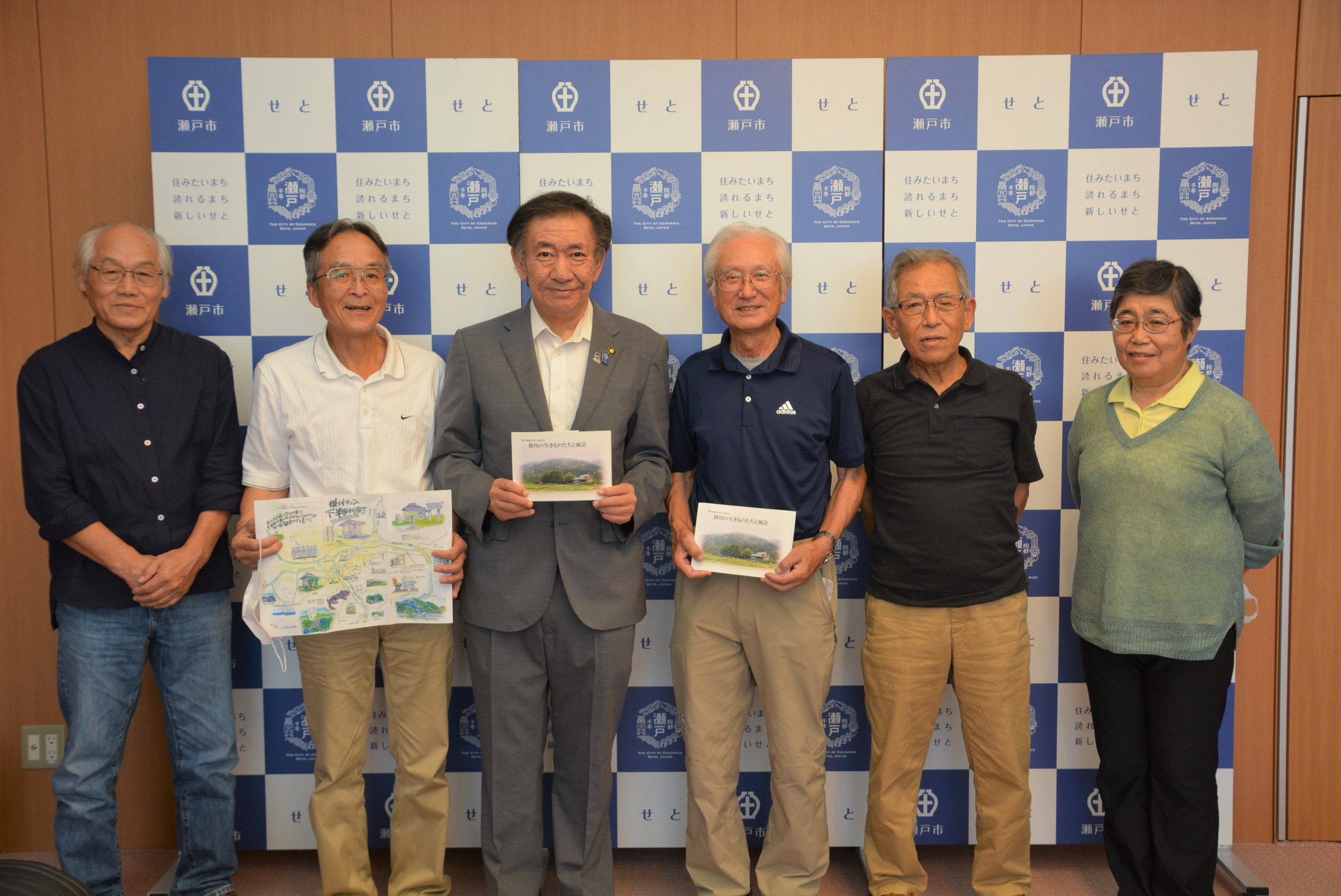 川本瀬戸市長と掛川地域力向上委員会の皆さんの記念写真