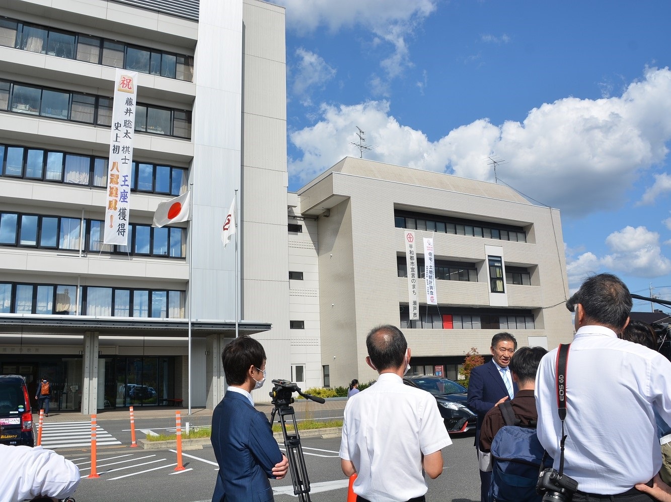 市役所庁舎の懸垂幕