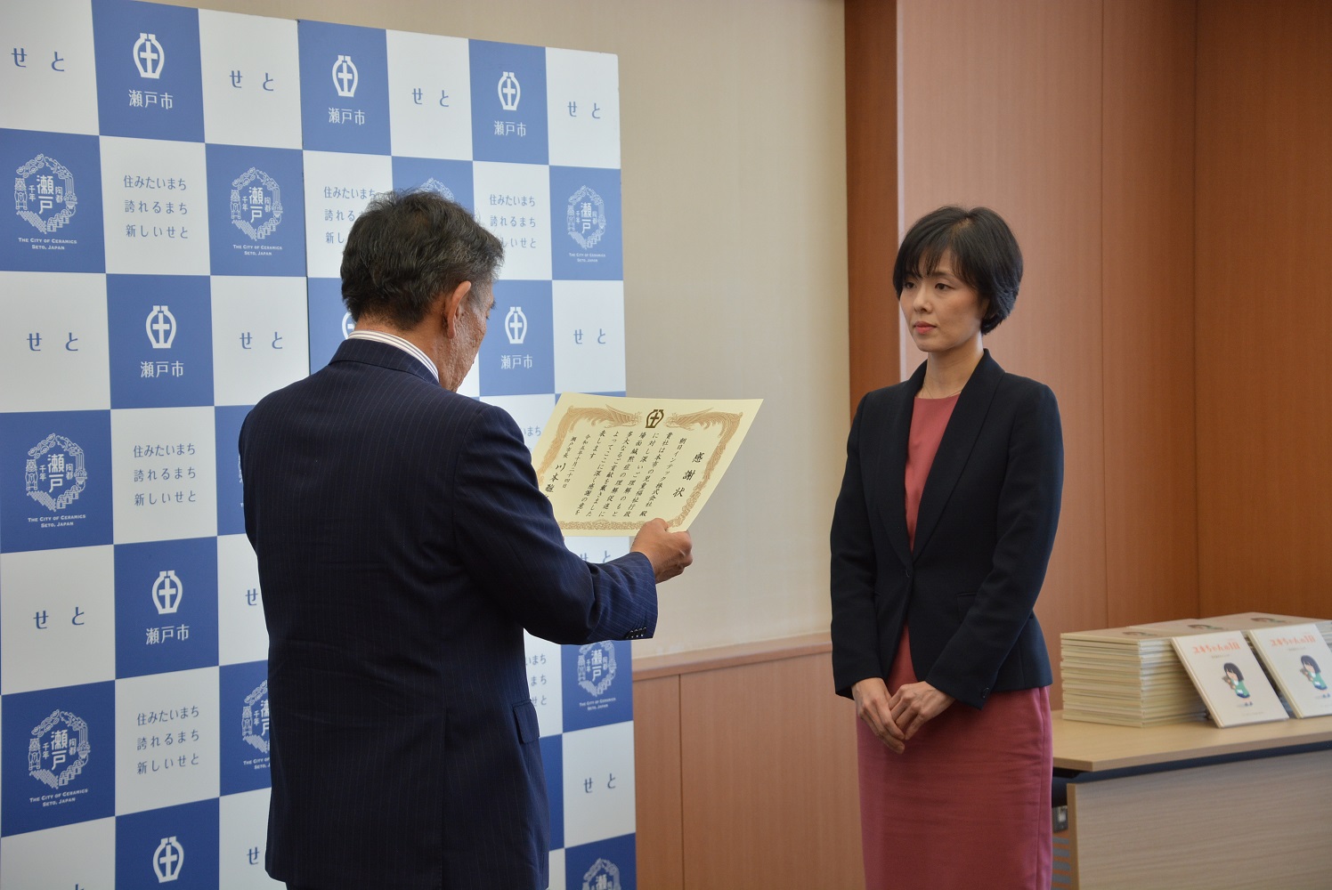 朝日インテックへ感謝状を渡す市長