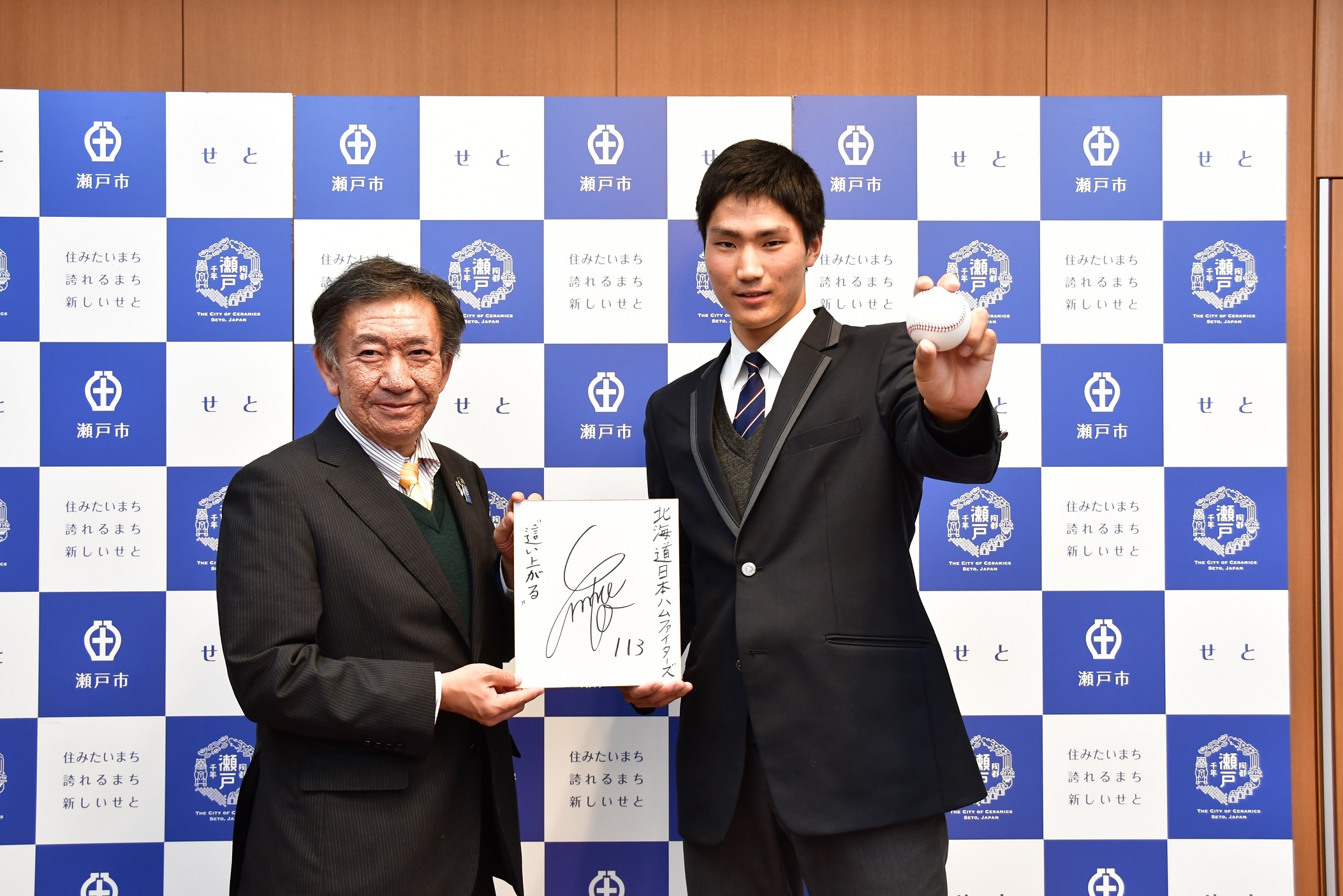加藤大和選手と色紙と野球ボールを手に持ち記念撮影
