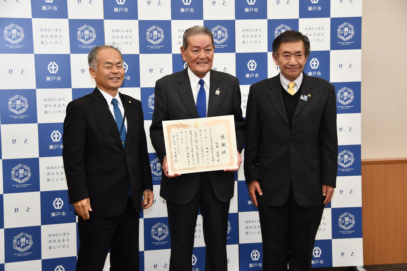 伊藤氏、市長、教育長の記念撮影