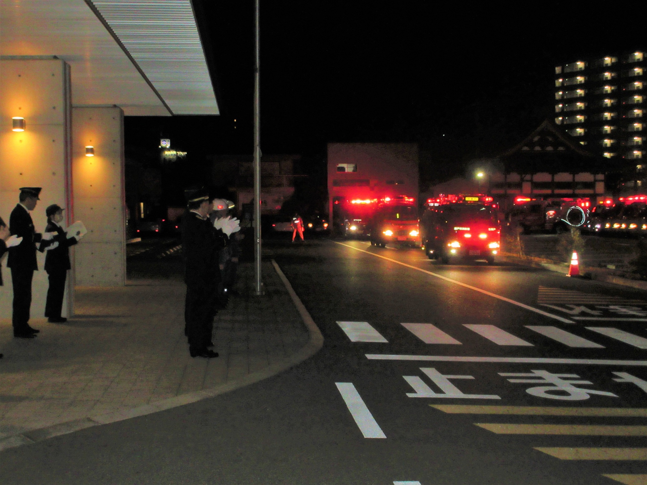 年末夜警で出発する消防車両などを見送る市長