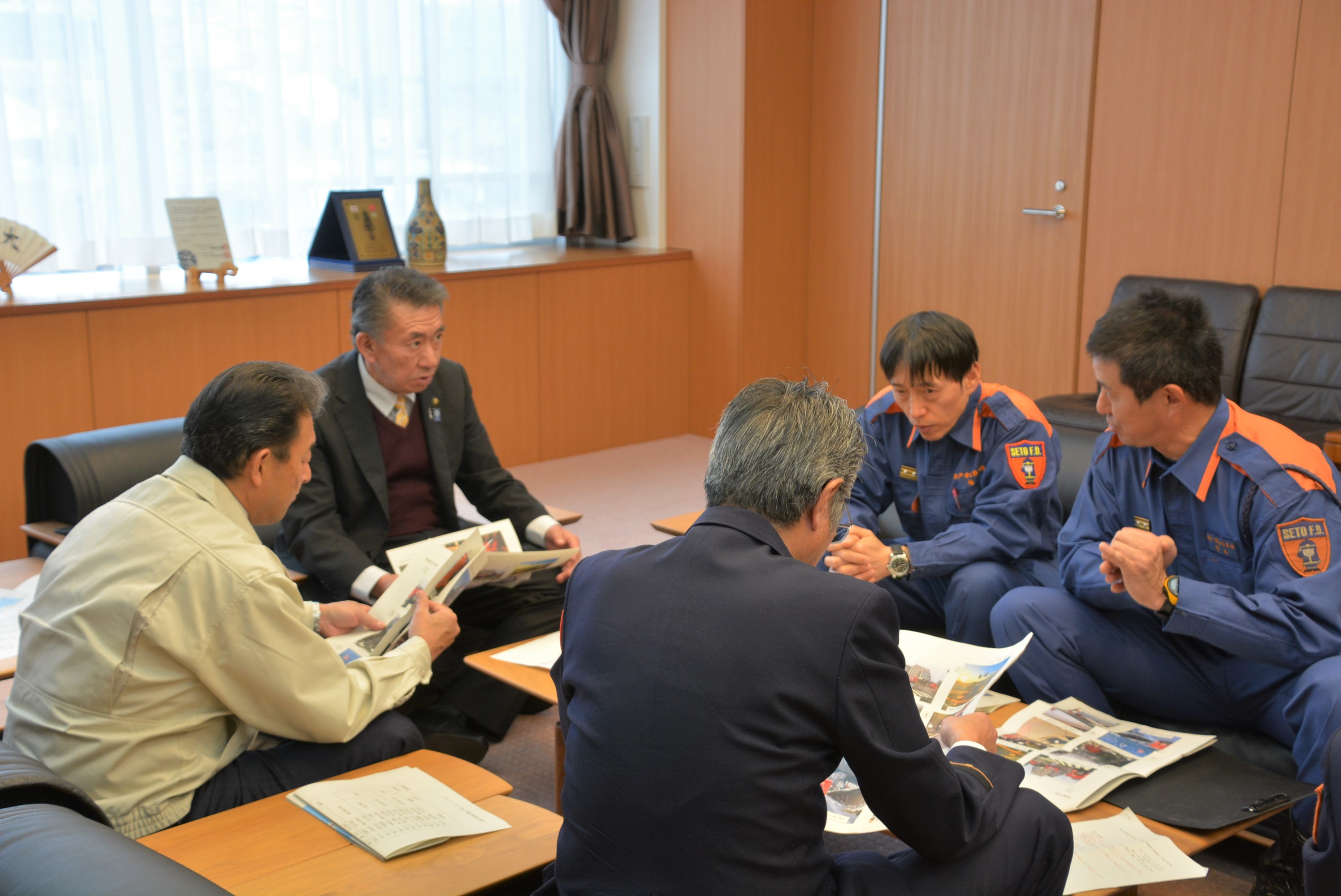 市長に活動を報告する消防職員