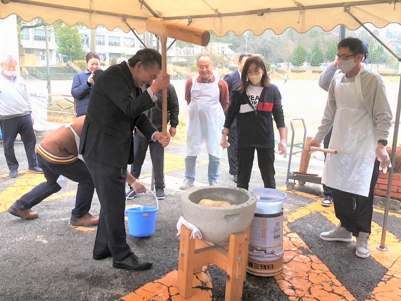 深川公民館フェスティバルで餅つきをする市長