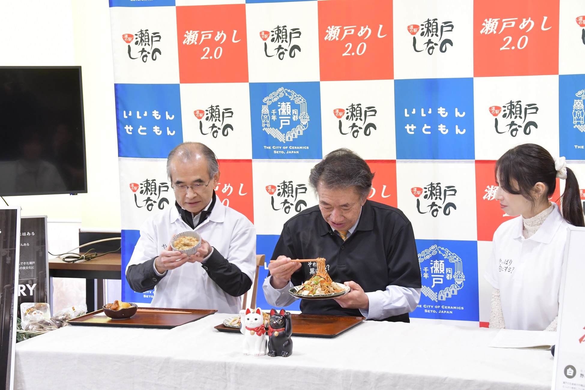 新メニューを試食する市長