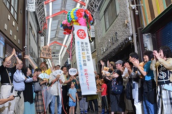 銀座通り商店街のくす玉割りの様子