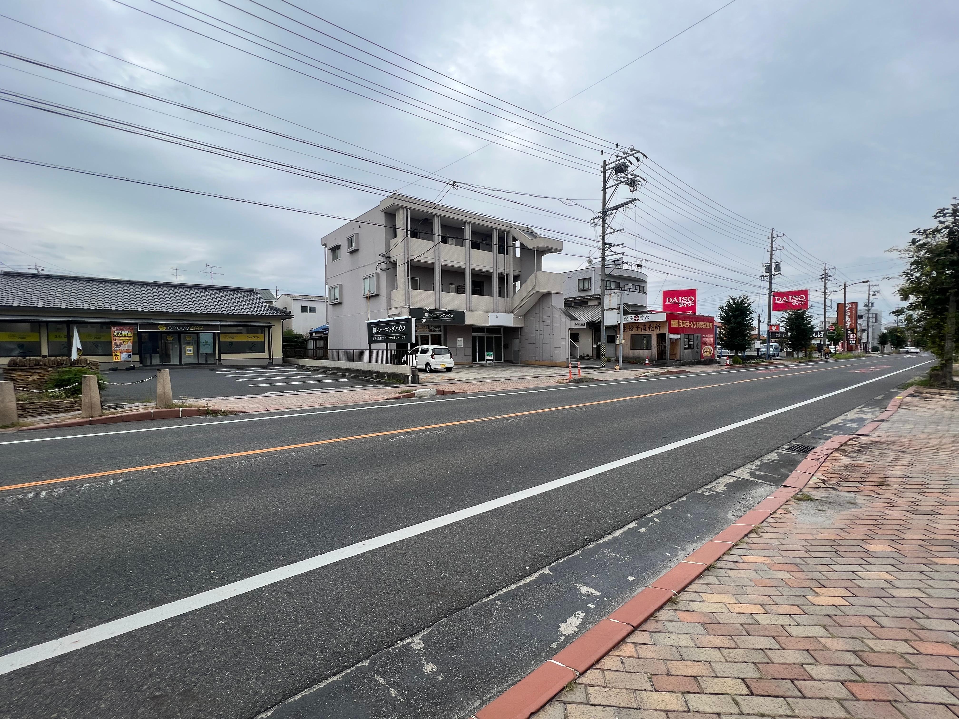 瀬戸の道路沿いの街並みの画像