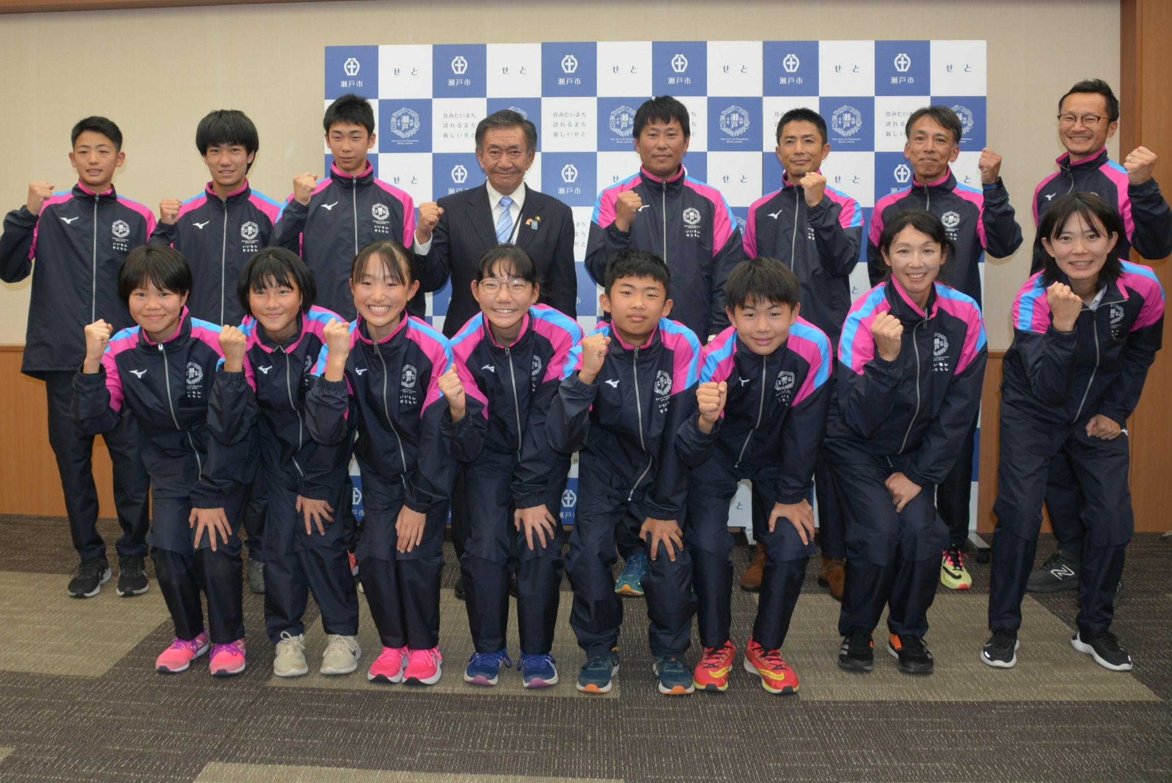 愛知駅伝2024の瀬戸市代表チームの皆さんの集合写真