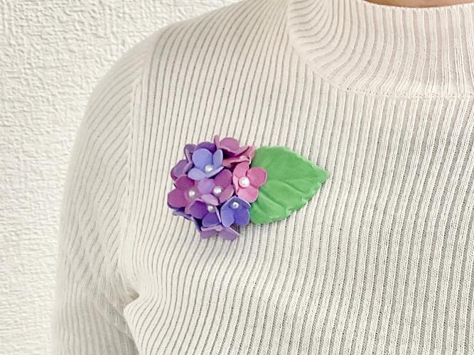 ねんどのあじさいブローチ