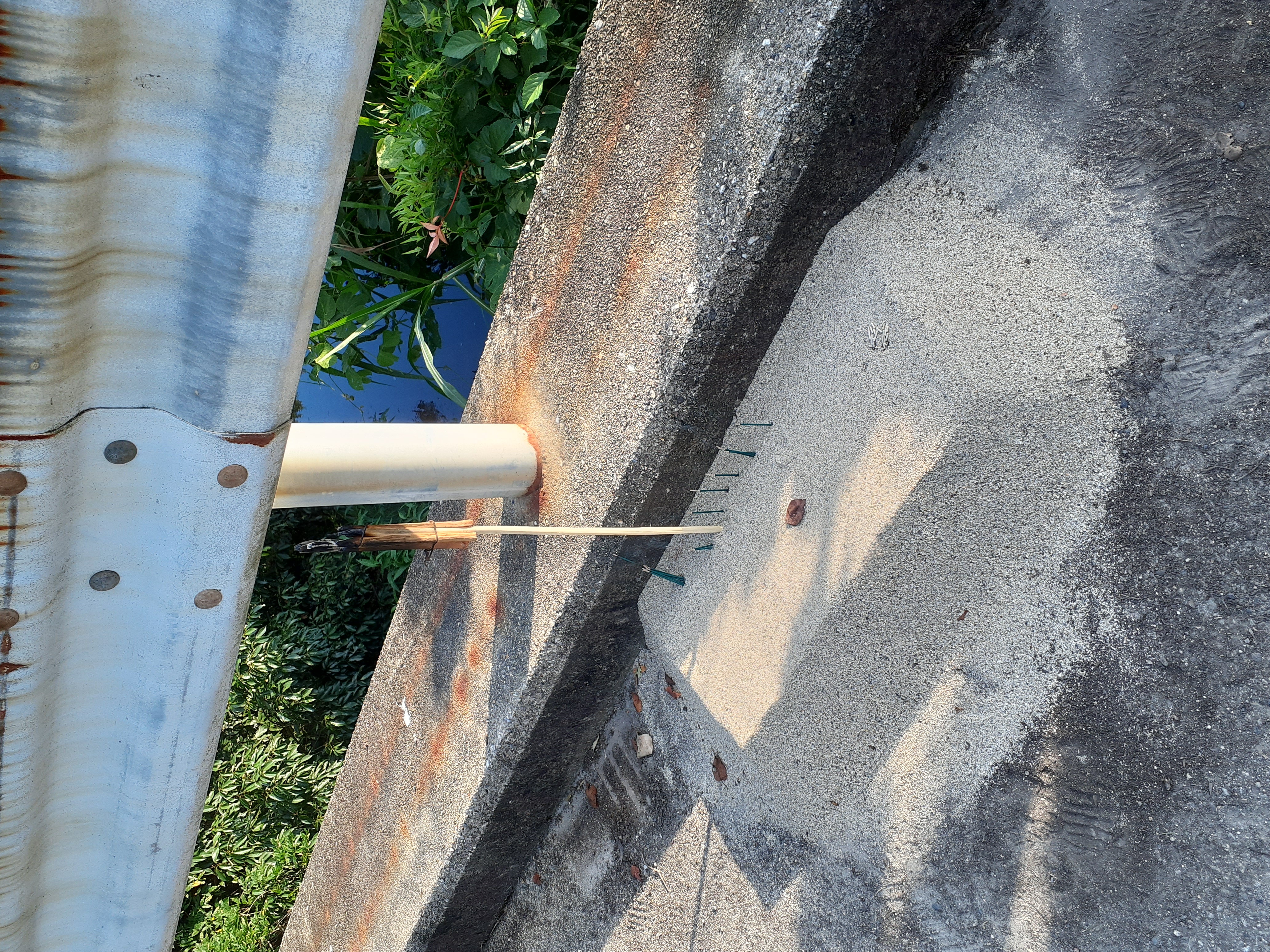 橋の上に砂盛があり、松明と線香がありました。収集職員にて撤去行いました。