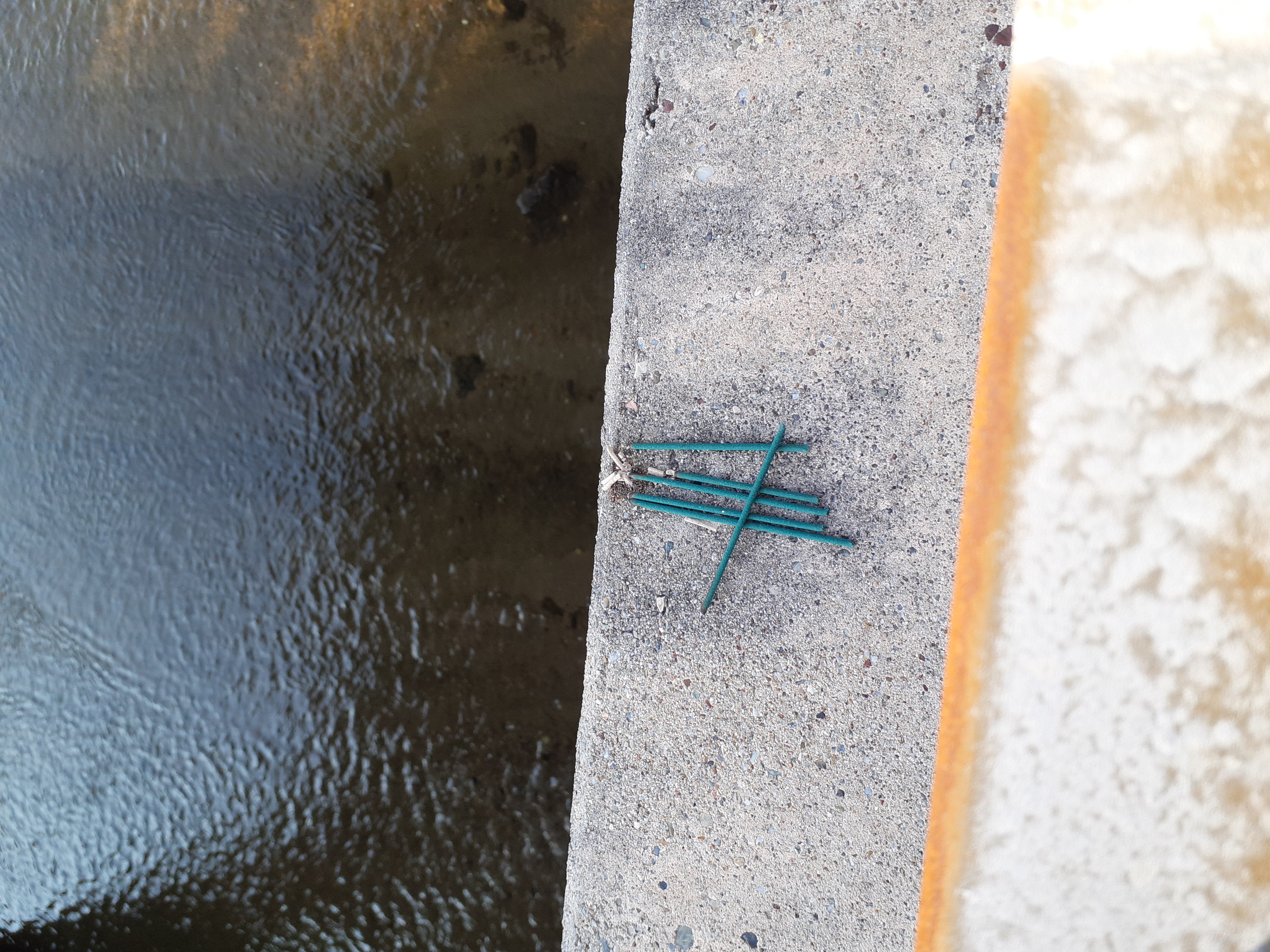 橋の欄干に線香がありました。