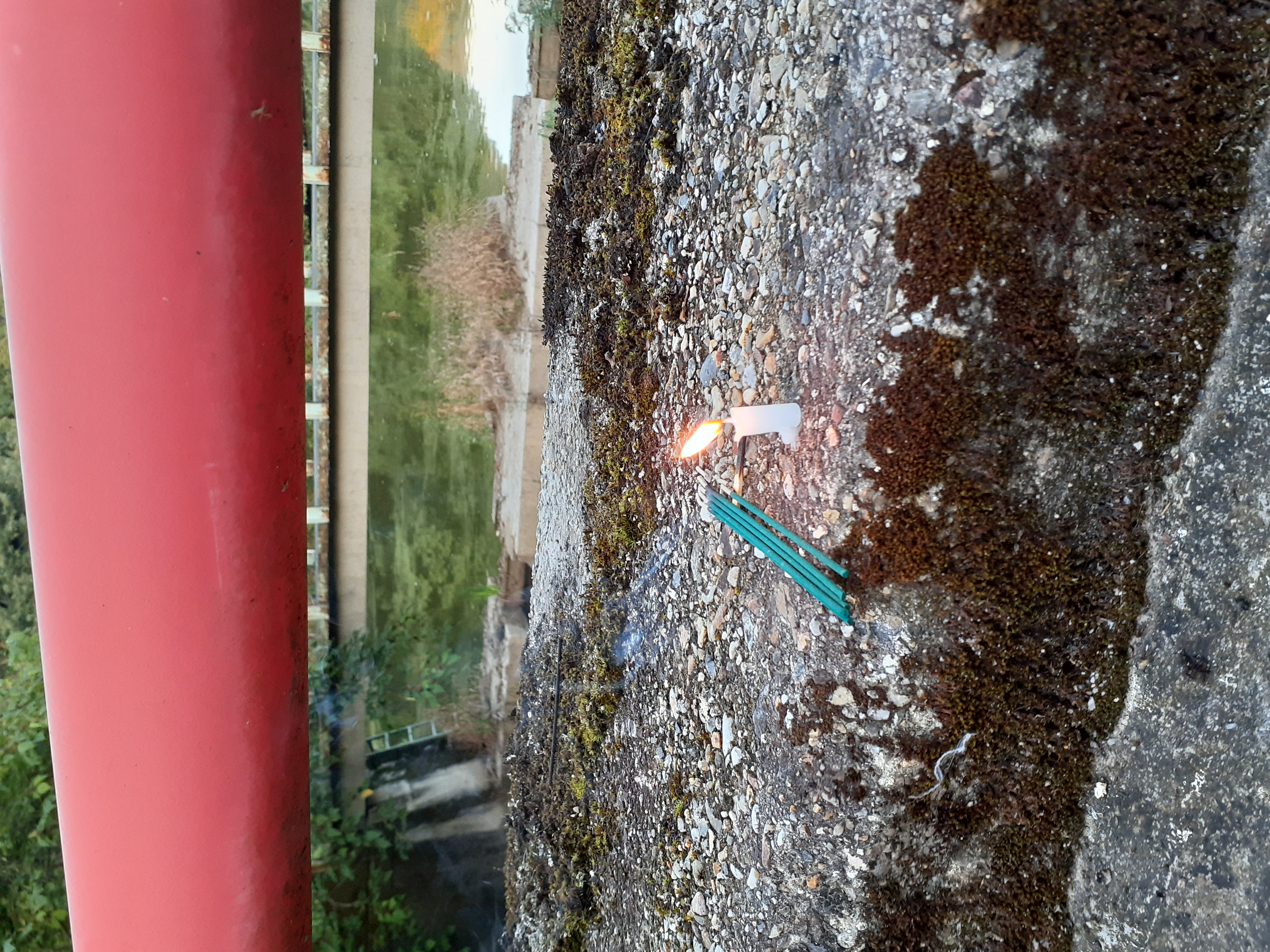 橋の欄干にろうそく、線香がありました。