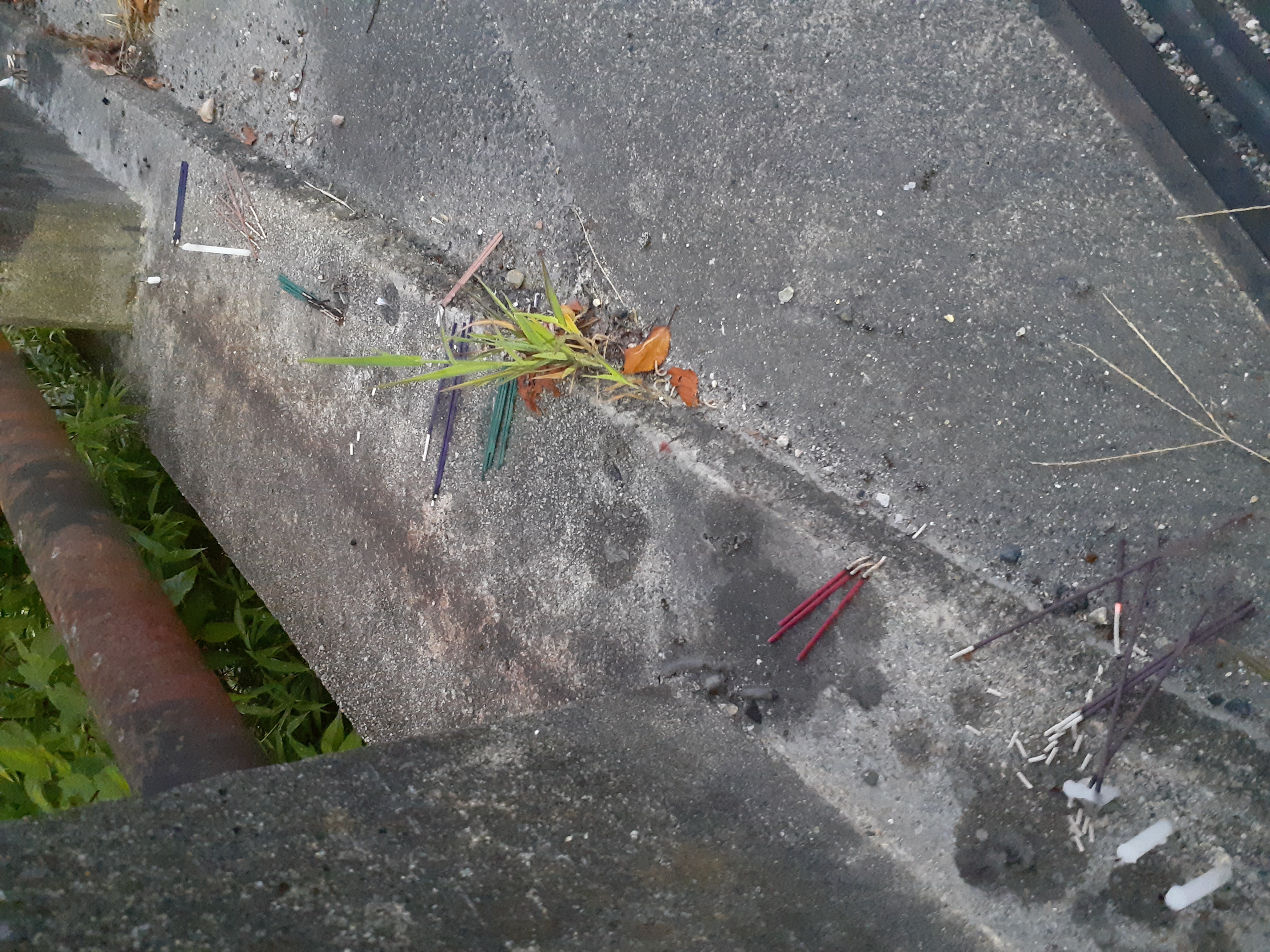 橋の欄干にろうそく、線香がありました。