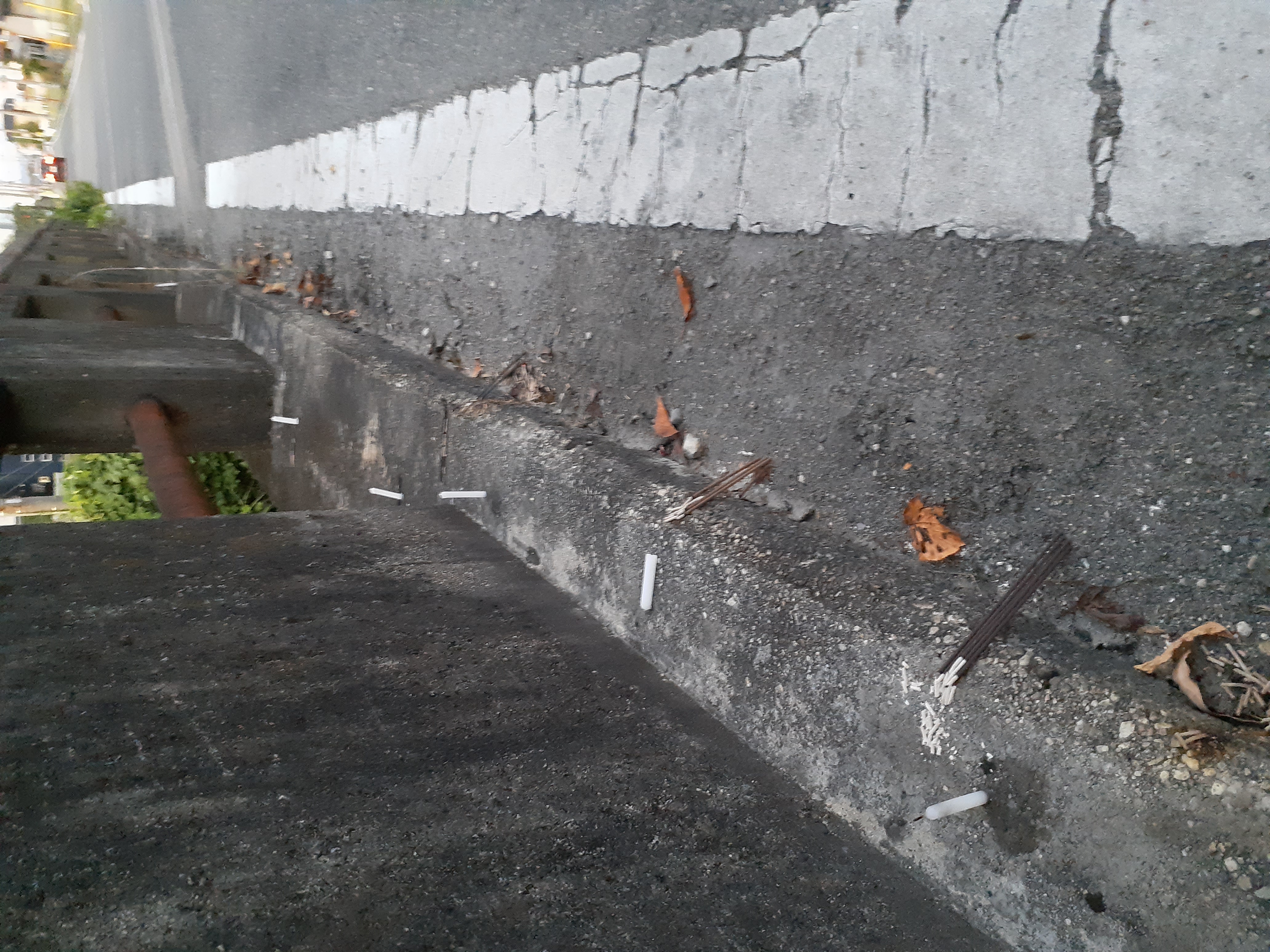 橋の欄干にろうそく、線香がありました。