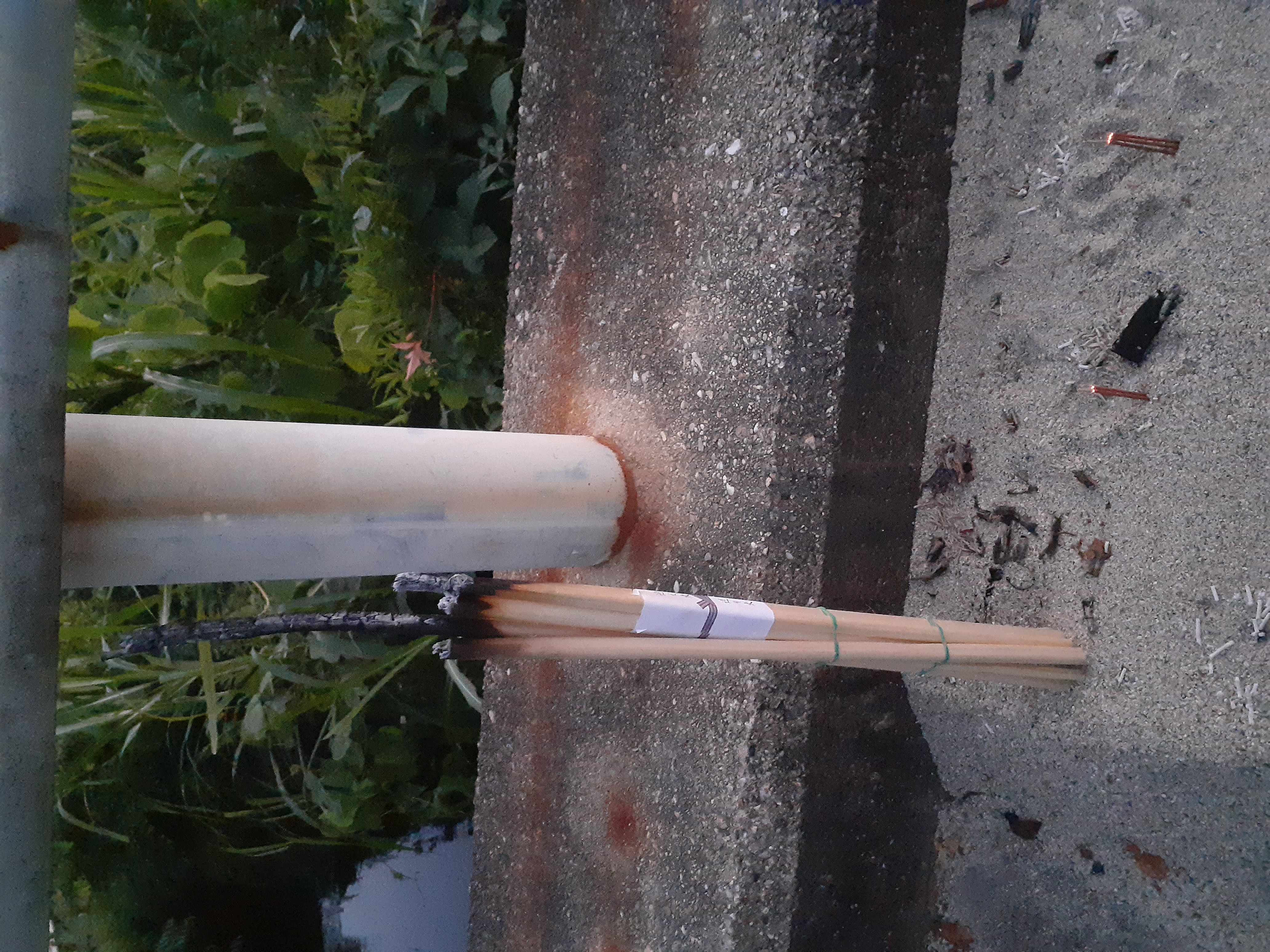 巡回し、再度訪れた際に更に大きな松明がありました。収集職員にて撤去。