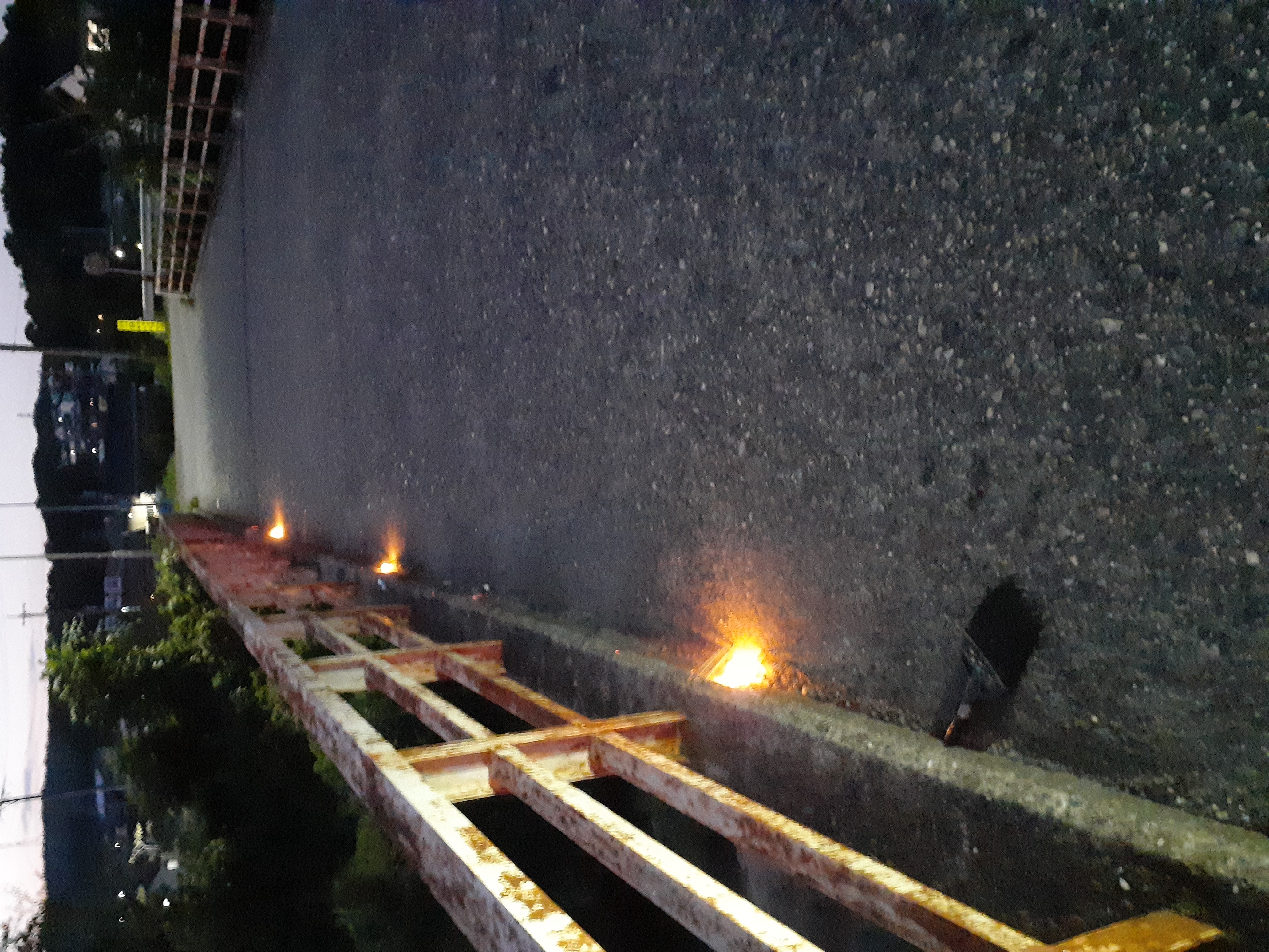 左記と同じ橋で夜はろうそくが燃えていました。