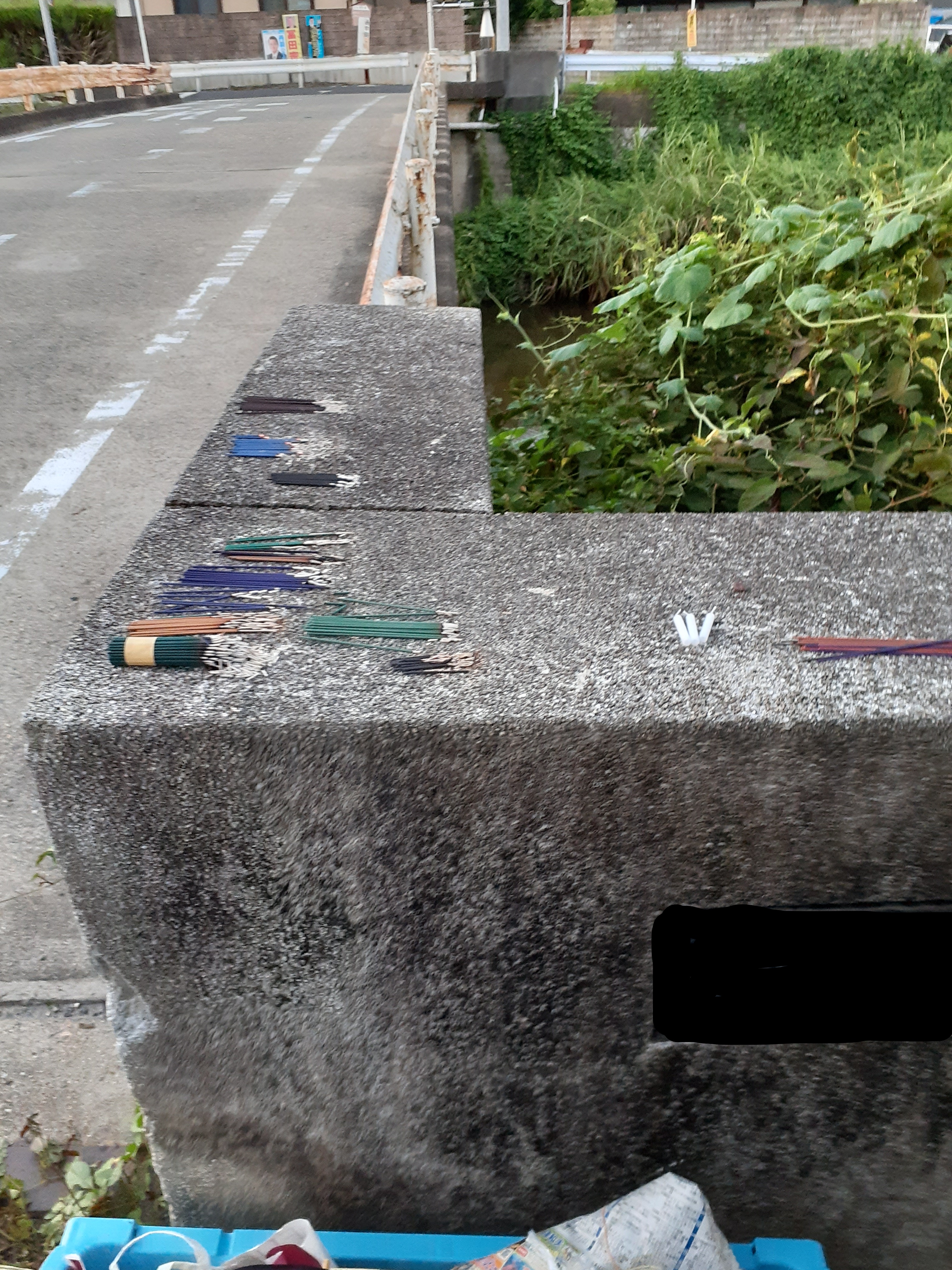 橋のたもとに線香が燃えています。橋脚名は修正しました。