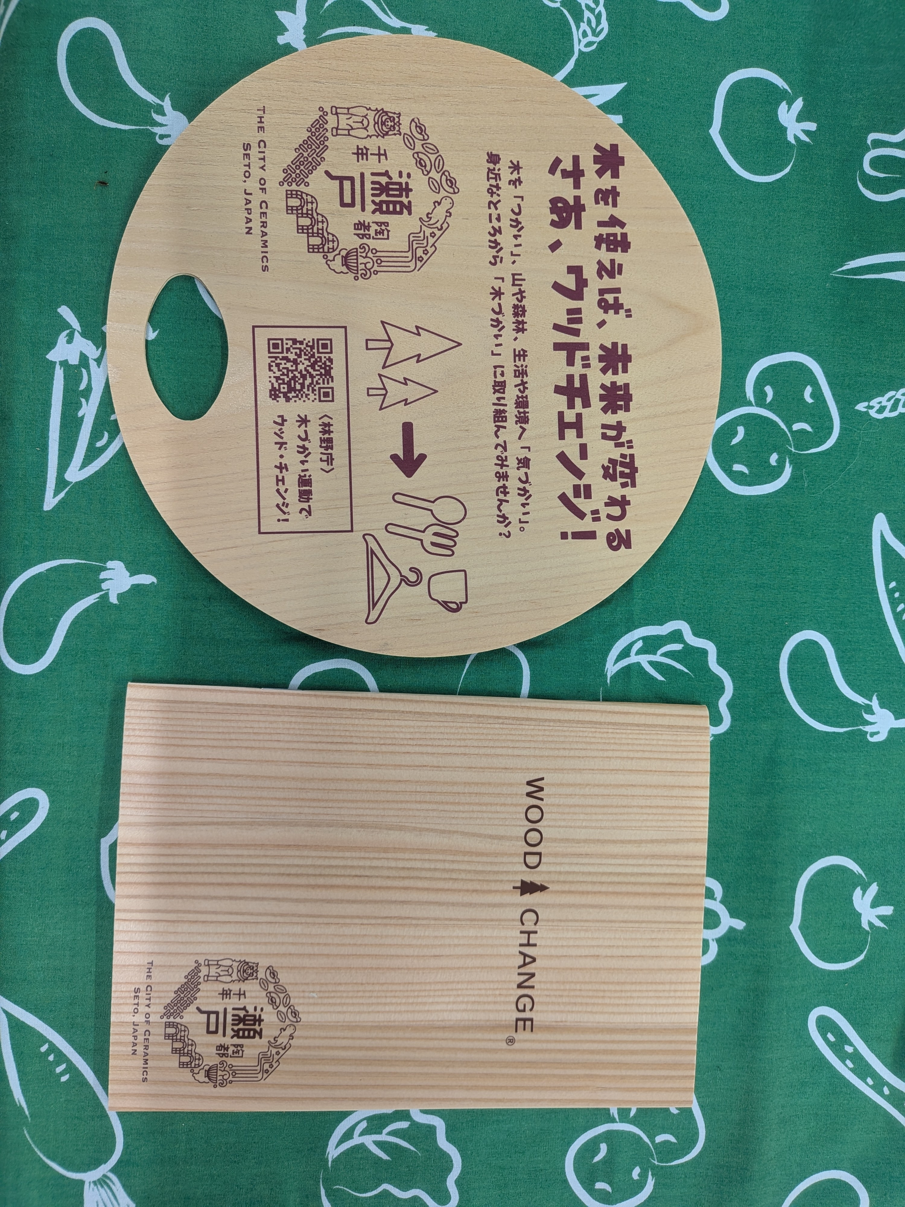 ひのきのうちわと木製ノートの写真