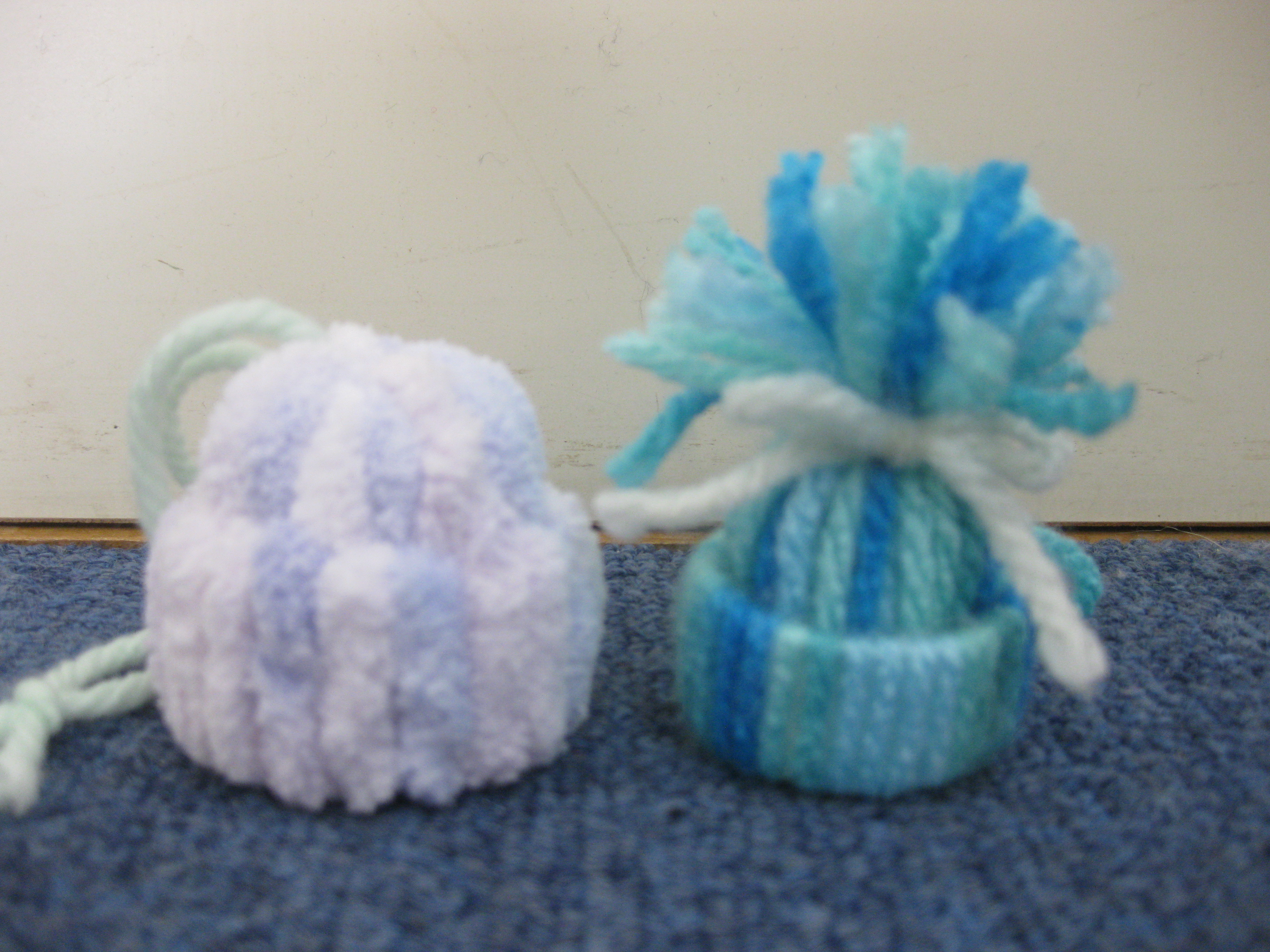 毛糸のミニ帽子