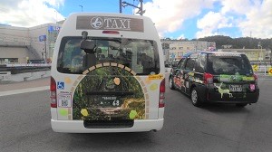 マルセタクシーのラッピングタクシー後部写真