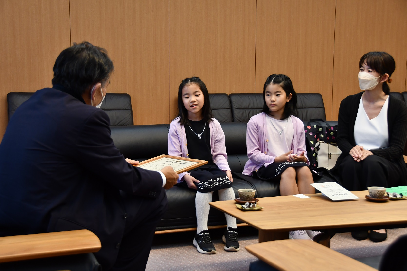 小玉志帆さん、夏帆さんが市長と対談する写真