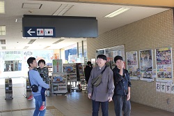 尾張瀬戸駅での瀬戸市若手職員の写真